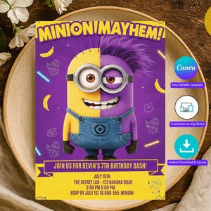 Puede incluir: Una invitación a una fiesta con un personaje Minion de dos caras en amarillo y morado, con el texto "MINION MAYHEM!" y "JOIN US FOR KEVIN'S 7TH BIRTHAY BASH!". La invitación incluye detalles de fecha, hora y lugar.