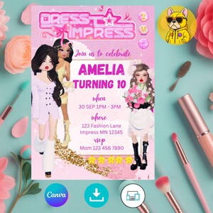 Könnte beinhalten: Eine rosa und weiße Einladung zu Amelias 10. Geburtstag. Die Einladung zeigt Illustrationen von Modepuppen und den Text "Dress to Impress". Make-up-Pinsel, Blumen und Kosmetika umgeben die Einladung.