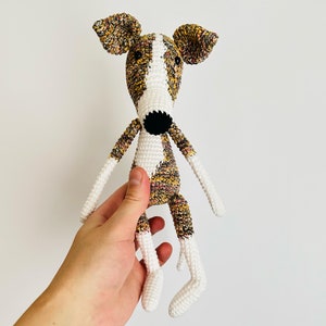 Peluche Greyhound, Whippet - Cane Greyhound tigrato all&#39;uncinetto - Regalo fatto a mano per gli amanti dei cani - Giocattolo personalizzato per cani
