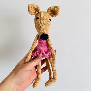 Giocattolo all&#39;uncinetto a forma di levriero con vestito: un regalo perfetto e carino per le bambine