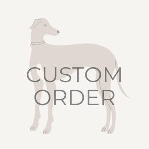 Może przedstawiać: Jasnoszara ilustracja psa z szarym tekstem "CUSTOM ORDER". Pies jest smukłej rasy, prawdopodobnie chartem, z obrożą. Tło jest jednolite, jasnobeżowe.