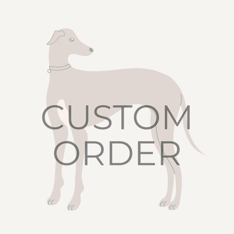Może przedstawiać: Jasnoszara ilustracja psa z szarym tekstem "CUSTOM ORDER". Pies jest smukłej rasy, prawdopodobnie chartem, z obrożą. Tło jest jednolite, jasnobeżowe.