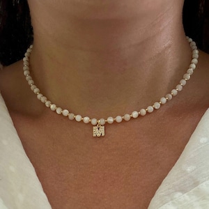 Gargantilla con inicial de nácar personalizada, collar con letras blancas de cuentas, joyas personalizadas, regalo de cumpleaños único para ella