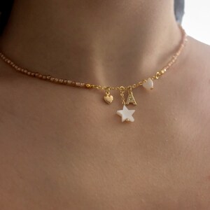 Collar minimalista con inicial de oro, collar con letras Charm, gargantilla con cuentas de circonitas beige diminutas, regalo de cumpleaños personalizado para ella