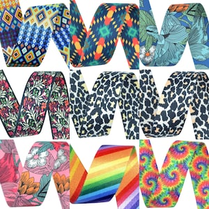 Puede incluir: Surtido de cintas de colores con varios diseños, incluyendo geométrico, floral, estampado de animales, arcoíris y tie-dye.