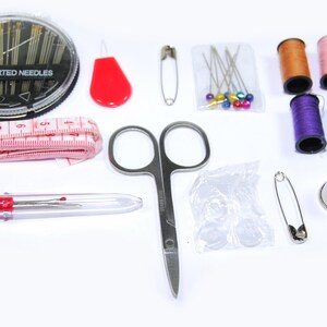 Puede incluir: Un kit de costura con una variedad de herramientas, que incluyen agujas, hilo, un dedal, tijeras, una cinta métrica y un cojín de alfileres. El kit está organizado en una caja de plástico transparente.
