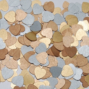 Könnte beinhalten: Eine Streuung kleiner Holzherzen in Silber, Gold und Roségold. Die Herzen sind in einem zufälligen Muster angeordnet und schaffen ein optisch ansprechendes und romantisches Design.