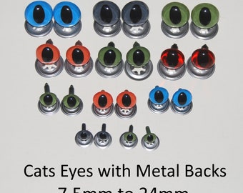 Puede incluir: Una colección de ojos de gato multicolores con parte posterior de metal en varios tamaños de 7,5 mm a 24 mm. Los ojos tienen pupilas negras verticales y vienen en azul, gris, verde, naranja y rojo. Texto: Cats Eyes with Metal Backs 7.5mm to 24mm.