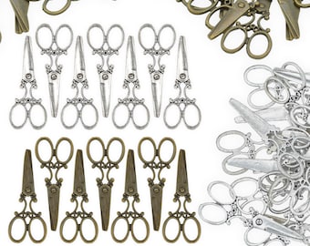 Puede incluir: Un surtido de tijeras decorativas en tonos plata antigua y bronce. Las tijeras tienen mangos ornamentados y hojas puntiagudas. La imagen muestra varios pares de tijeras, algunos dispuestos en filas y otros dispersos.