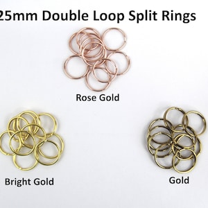 Peut inclure: Trois piles d'anneaux fendus à double boucle de 25 mm en or rose, or brillant et or.