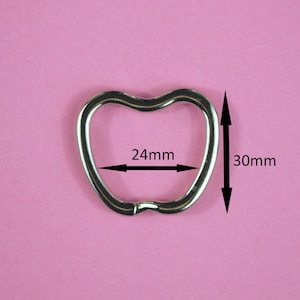 Könnte beinhalten: Silberner herzförmiger Ring mit einem Innendurchmesser von 24 mm und einer Höhe von 30 mm.
