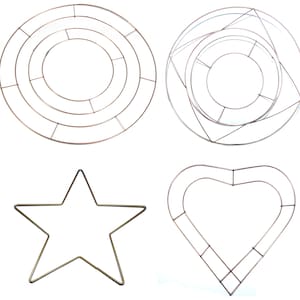 Peut inclure: Quatre formes de couronnes en métal différentes : une forme de couronne ronde, une forme de couronne en étoile, une forme de couronne en cœur et une forme de couronne carrée. Toutes les formes sont en fil de fer et de couleur dorée.