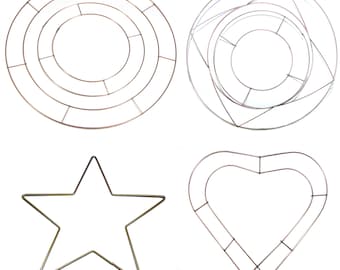 Könnte beinhalten: Vier verschiedene Metall-Kränze: ein runder Kranz, ein sternförmiger Kranz, ein herzförmiger Kranz und ein quadratischer Kranz. Alle Formen sind aus Draht und goldfarben.