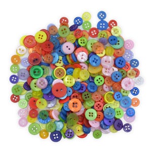 Puede incluir: Un montón grande de botones de plástico de colores en varios tamaños y formas. Los botones son una mezcla de rojo, naranja, amarillo, verde, azul, morado y rosa.