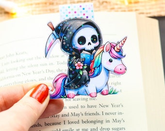 Marcapáginas magnético: Esqueleto de la Parca leyendo sobre un unicornio, Accesorios para libros, Literatura