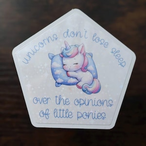 Sticker licorne : « Les licornes ne perdent pas le sommeil à cause des opinions des petits poneys » holographique amusant