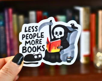 Pegatina de la Parca "Menos gente, más libros". Humor del lector, regalo para un ratón de biblioteca introvertido.