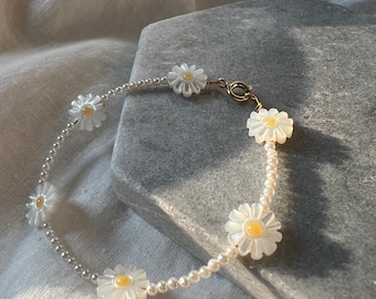 Bracelet MARGUERITE - freshwater pearls and flowers with mother of pearl Marie de la Louise