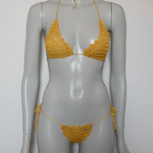Gelber gehäkelter Mikro-Bikini