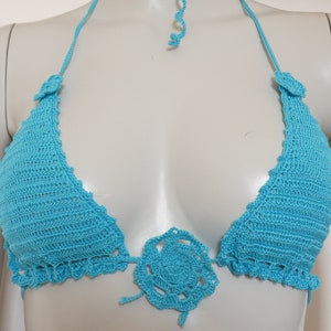 Türkisfarbener gehäkelter Mikrobikini mit Tanga-Hose