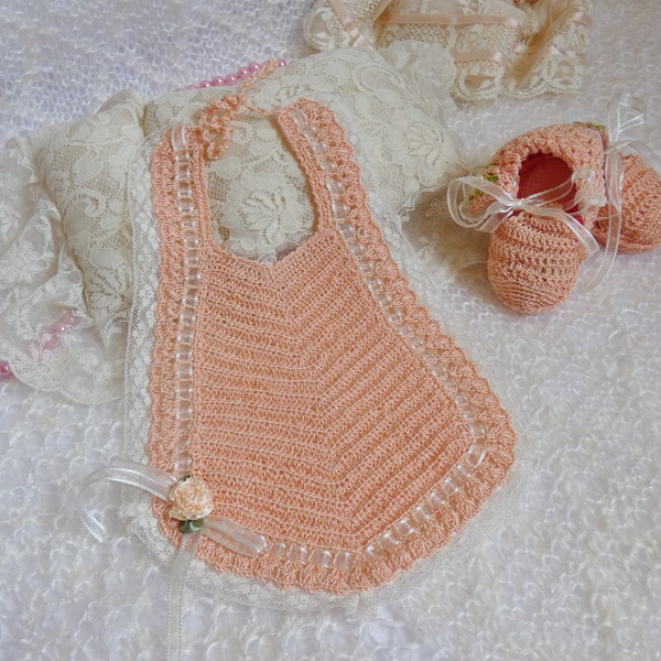 Ensemble bavoir et chaussures au crochet pour bébé fille.