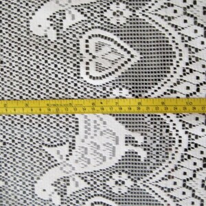 Pu&ograve; includere: Pannello di tenda in pizzo bianco con un delicato motivo floreale. La tenda &egrave; larga circa 81 cm.