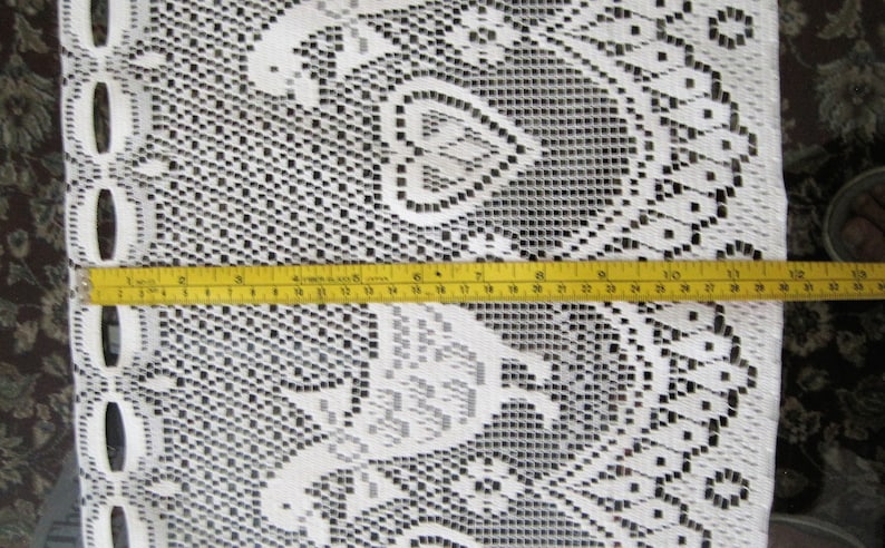 Pu&ograve; includere: Pannello di tenda in pizzo bianco con un delicato motivo floreale. La tenda &egrave; larga circa 81 cm.