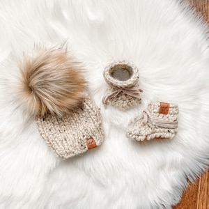 Newborn Baby Gift, Baby Booties and Knit Hat Gift Set, Newborn Baby Shoes, Baby Shower Gift Idea, Gender Reveal