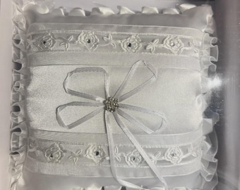 Witte satijnen ringkussen met kantmotief – versierd met een knoop in het midden, 8x8 cm, accessoire voor de huwelijksceremonie, nieuw in doos.