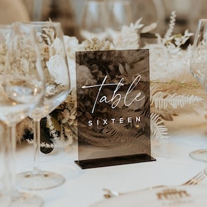 Smokey Black Tischnummern - Hochzeit Tischnummern - Tischschilder - Acryl Tischnummern - Schwarze Tischschilder mit Ständer