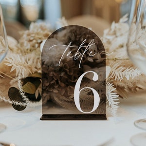 Números de mesa arqueados para casamento - Placas de mesa em acrílico preto fumê com suportes - Sinalização para recepção