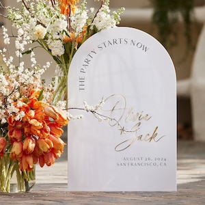 White Arched Wedding Welcome Sign - Custom Acrylic Sign - Welcome to Wedding - Personalized Reception Signage - Garden Wedding Decor