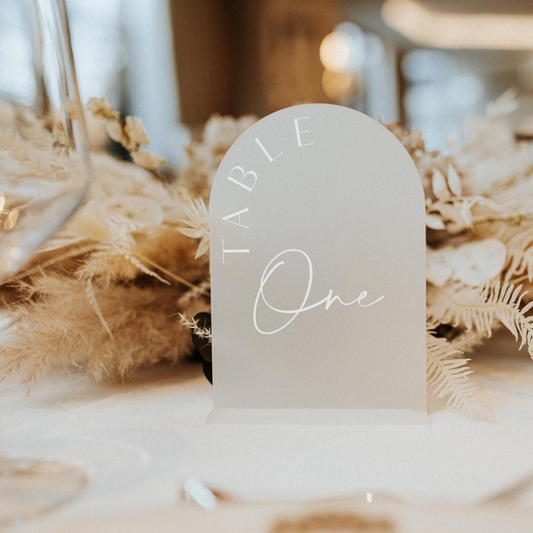 Números de mesa de acrílico esmerilado - Señalización de boda - Letreros de mesa - Números de mesa - Papelería de boda - Letreros de recepción - Números de mesa arqueados