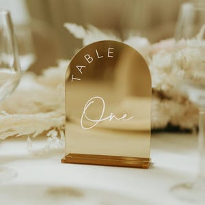 アーチ型ミラーウェディングテーブルナンバー – アクリル製テーブルサイン – モダンなレセプションサイン – 5x7 / A5