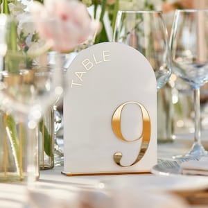 Numeri da tavolo per matrimonio ad arco - Numeri da tavolo in acrilico bianco 3D con specchio dorato - Segnali da tavolo per matrimonio - Segnaletica da tavolo - Apparecchiatura da tavolo per matrimonio