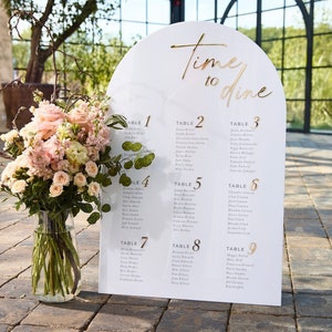 Plano de distribución de mesas para bodas con arco - Blanco, plano de distribución con espejo dorado 3D - Asignación de mesas para la recepción