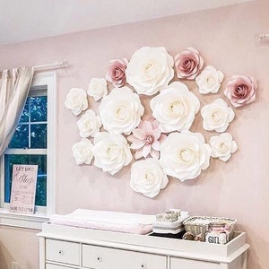 Decorazione da parete con fiori di carta per la cameretta dei bambini - Decorazione con fiori di carta - Decorazione per la cameretta dei bambini bianca e rosa cipria - Eleganti fiori di carta - Decorazione da parete per la cameretta dei bambini