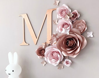 Decoración de pared con flores de papel - Decoraciones de pared para habitación infantil en tonos rosados - Letrero con letras personalizadas