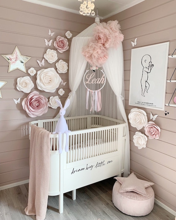 Fleur papier géante rose et blanc pour une déco murale chambre bébé