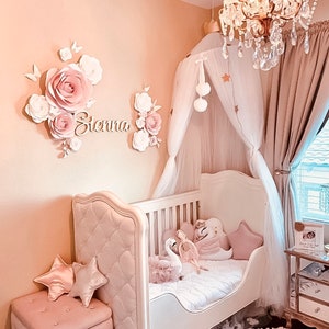 Elegante set di fiori di carta in rosa cipria e bianco - Decorazione da parete per la cameretta dei bambini - Decorazione da parete con fiori di carta - Arte da parete per la cameretta dei bambini - Nome del cartello personalizzato