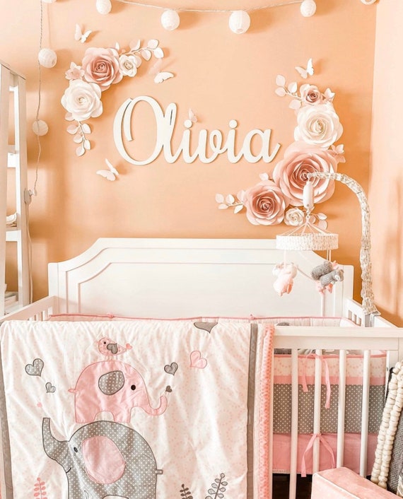 Déco chambre bébé fille romantique avec fleurs et papillons