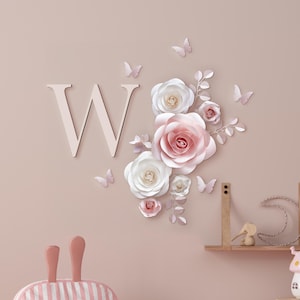 Set di fiori di carta in rosa cipria e bianco - Decorazioni da parete per la cameretta dei bambini - Decorazioni da parete con fiori di carta - Decorazioni per baby shower - Targa con nome per la cameretta dei bambini