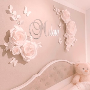 Decorazione da parete per la cameretta dei bambini con fiori di carta - Decorazione da parete per la cameretta dei bambini - Regali per la cameretta dei bambini - Set di fiori di carta bianchi - Cartello con nome personalizzato