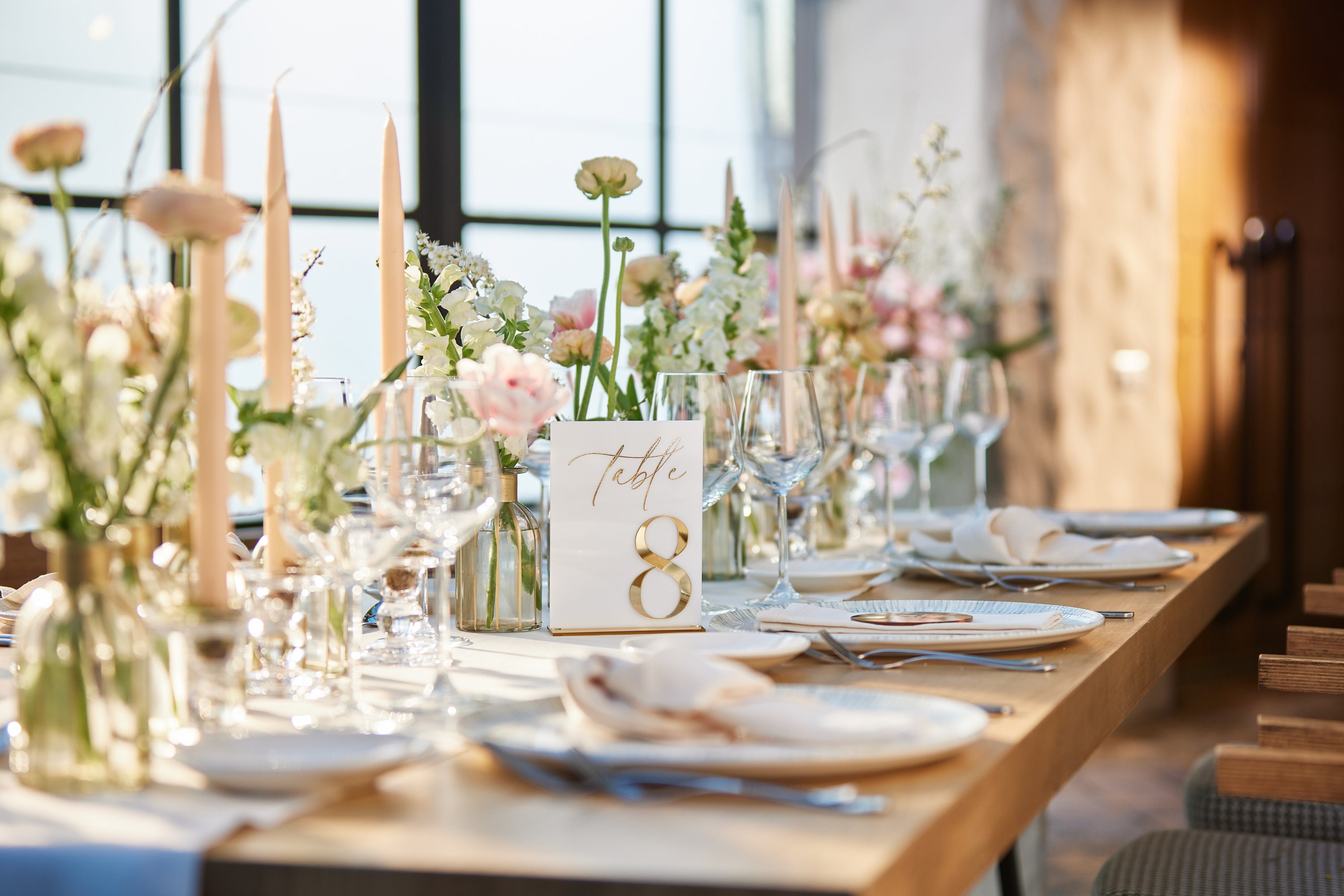 Tischnummern für Hochzeiten - Weiße Acryl-Tischschilder mit 3D-Goldspiegel - Tischdekoration für Hochzeiten - Tischnummern mit Ständern - Tischdekoration für Hochzeiten