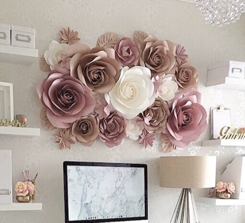 K&ouml;nnte beinhalten: Eine Wanddekoration aus gro&szlig;en Papierblumen in Rosa- und Wei&szlig;t&ouml;nen. Die Blumen sind in einer Gruppe angeordnet und schaffen ein wundersch&ouml;nes und elegantes Dekor.