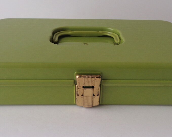 Vintage Wilson Mfg. Sewing Box Green Plastic Wilhold Thread Spools and