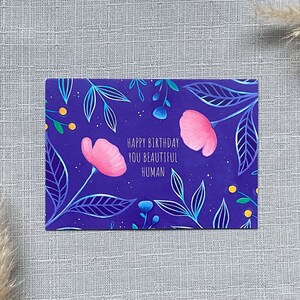 Mooie menselijke wenskaart, botanische kaart, blauwe kaart, nachtelijke hemelkaart, wilde bloemen, bloemenveld, roze bloemenkaart