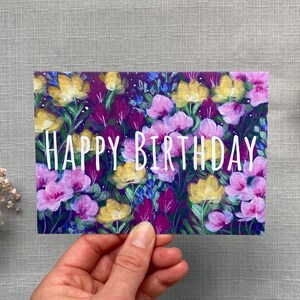 Gelukkige verjaardag bloemenveldkaart, gouachebloemen, natuurkaart, botanische kaart, roze bloemenveld