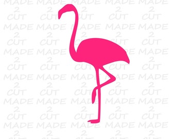 Könnte beinhalten: Eine rosafarbene Flamingosilhouette, ein beliebter tropischer Vogel, ist vor weißem Hintergrund isoliert. Der Flamingo steht auf einem Bein mit gebogenem Hals.