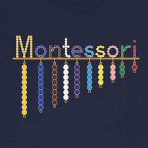 Può includere: Una maglietta blu navy con la parola "Montessori" scritta in perline colorate. Ogni lettera ha una collana di perline che pende, con colori come giallo, blu, viola, bianco, marrone e rosso.